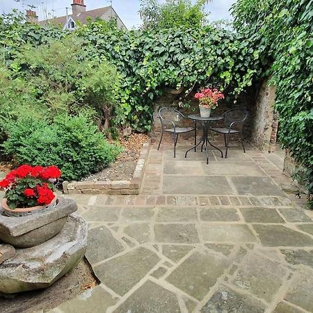 Beautiful 1 Bedroom Cottage With Courtyard. Дил Экстерьер фото